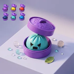 Blaues Monster Brötchen Quetschspielzeug mit Gesicht im lila Dämpfer Detail