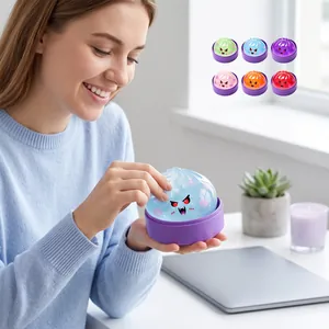 Vista dettagliata di un giocattolo antistress a forma di panino mostro blu semitrasparente