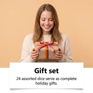 Lifestyle-Ansicht einer Frau mit einem 24-teiligen Geschenkset für Würfel-Fans