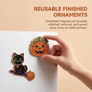 Detailansicht eines fertigen Halloween-Diamantmagneten an einer Metalloberfläche
