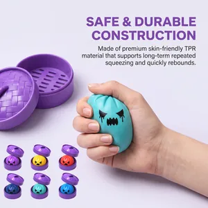Hand drückt ein türkisfarbenes Geister-Bun-Squishy-Spielzeug aus hochwertigem TPR-Material