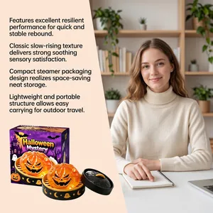 Halloween παιχνίδι squishy κολοκύθας με υφή αργής επαναφοράς σε σκηνικό γραφείου