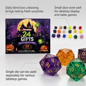Detailansicht des Halloween-Würfel-Adventskalenders und der bunten polyedrischen D20-Würfel.