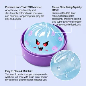 Primo piano dello squishy baozi blu che mostra la consistenza in TPR atossico e lavabile.