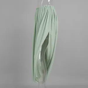 Détail latéral d'une jupe longue tulipe plissée vert menthe avec fente de jambe haute