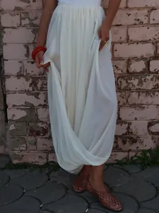 Jupe longue blanche élégante de style tulipe avec détails de drapé et style de rue