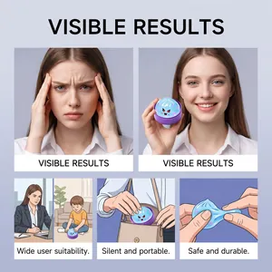 Giocattolo antistress baozi mostro blu mostrato in varie scene di utilizzo