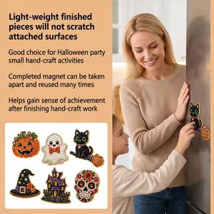 Detailaufnahme von DIY Halloween Diamant-Kühlschrankmagneten bei der Benutzung