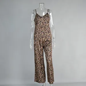 Détail d'un ensemble pyjama en satin léopard avec caraco et pantalon long.