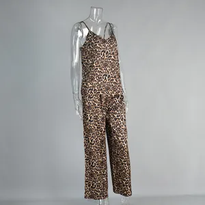 Vue détaillée d'un ensemble de pyjama en satin à imprimé léopard avec caraco et pantalon long