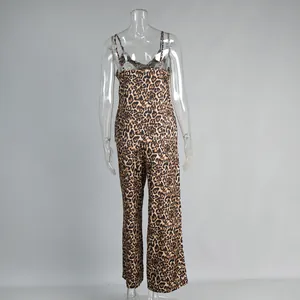 Détail de la vue arrière d'un ensemble pyjama élégant à imprimé léopard et pantalon