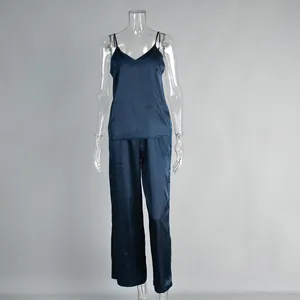 Ensemble de pyjama deux pièces en satin bleu foncé avec caraco et pantalon long sur mannequin.