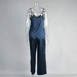 Vue arrière détaillée d'un élégant pyjama en satin de soie bleu marine deux pièces