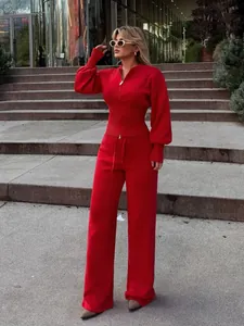 Foto de cuerpo entero en exteriores de una modelo con un traje de punto rojo de dos piezas