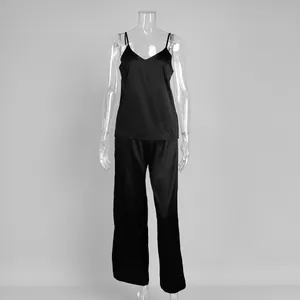 Ensemble de pyjama élégant en satin noir avec caraco et pantalon pour nuits d'été