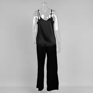 Vue arrière d'un ensemble de pyjama chic en imitation soie noire avec caraco et pantalon