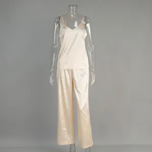 Vue détaillée d'un ensemble pyjama en satin champagne avec haut caraco et pantalon long.