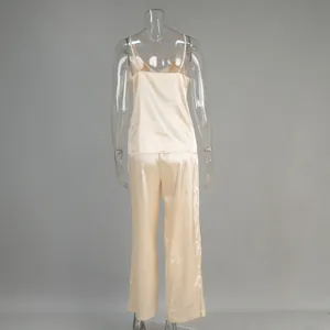 Vue arrière d'un ensemble de pyjama en satin champagne élégant sur un mannequin