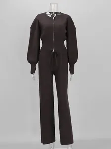 Vista detallada del conjunto de punto marrón con top con cremallera y pantalón ancho