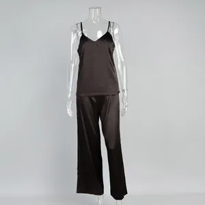 Vue complète d'un ensemble de pyjama noir en satin avec caraco et pantalon fluide