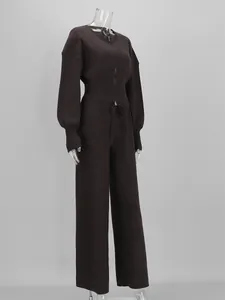 Conjunto de dos piezas de punto marrón oscuro con top con cremallera y pantalón ancho