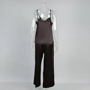 Vue arrière détaillée d'un ensemble de pyjama en satin marron avec caraco et pantalon