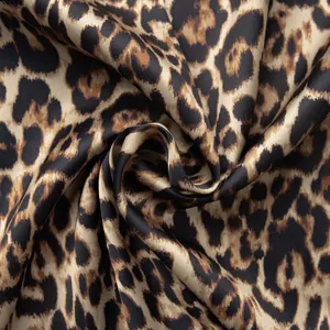 Gros plan du tissu en satin léopard luxueux montrant une texture soyeuse