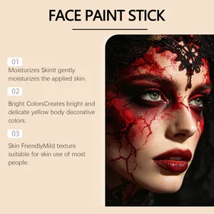 Dettaglio del trucco rosso con effetto crepe per feste a tema Halloween.
