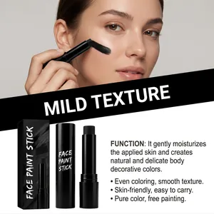 Stick professionale per pittura facciale nera applicato su modella per trucco corpo di Halloween