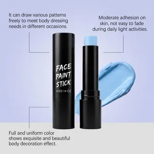 Dettaglio stick trucco viso azzurro con striscia di consistenza cremosa