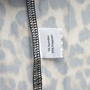 Détail de l'étiquette d'entretien d'un ensemble de pyjama léopard chic.