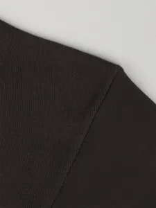 Primer plano que muestra la textura fina y la costura de alta calidad de un tejido marrón oscuro