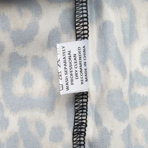 Gros plan détaillé d'une étiquette de lavage sur un pyjama bleu imprimé léopard
