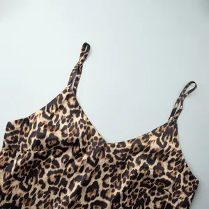 Vue détaillée du haut de pyjama en satin imprimé léopard avec col en V et fines bretelles