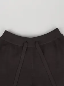 Primer plano del detalle de la cintura elástica con cordón de pantalón de punto