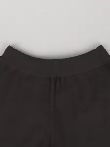 Vista detallada de la cintura elástica acanalada del pantalón de punto marrón