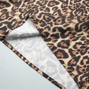 Gros plan sur le tissu de pyjama en satin léopard et les coutures de haute qualité.