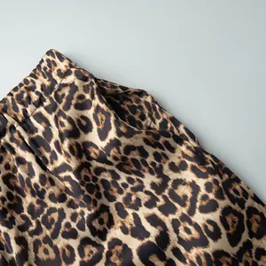 Gros plan détaillé d'un pantalon de pyjama léopard montrant la taille et la poche.