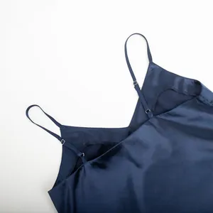 Détail d'un caraco en satin bleu marine avec bretelles réglables et col en V