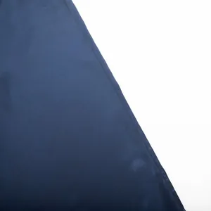 Détail du tissu de pyjama en satin bleu marine montrant la texture lisse et la couture fine.