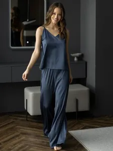 Ensemble pyjama élégant en satin bleu marine avec caraco et pantalon long pour femme