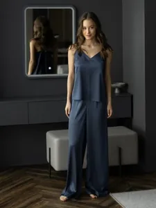 Ensemble de pyjama élégant en faux soie bleue avec caraco et pantalon large pour femme