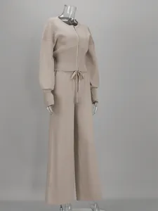 Elegante conjunto de punto beige con top con cremallera en la cintura y pantalón ancho
