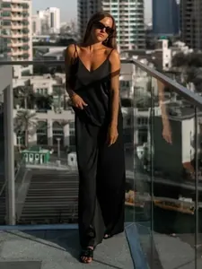 Ensemble de pyjama élégant en satin noir avec caraco et pantalon long pour femme, style urbain