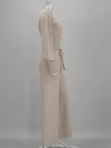 Vista lateral de elegante conjunto de punto beige con top entallado y pantalón ancho