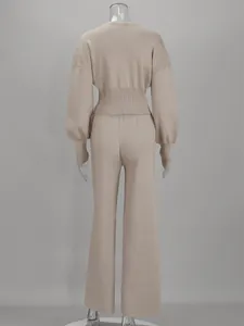 Vista trasera de un conjunto de punto beige con top entallado y pantalón ancho