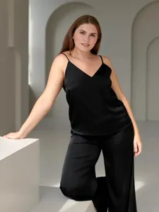 Vue détaillée de l'ensemble pyjama en satin noir avec caraco et pantalon fluide