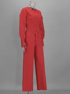 Conjunto de punto rojo de dos piezas con top entallado con cremallera y pantalón ancho.