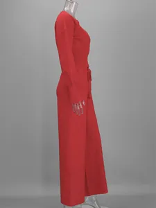 Vista lateral de conjunto de punto rojo con top de manga larga y pantalones de pierna ancha