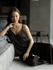 Élégant ensemble de pyjama en satin marron avec caraco et pantalon porté par un mannequin